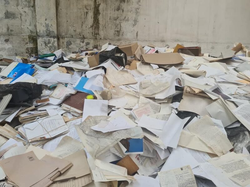 Consilierul local Mihai Ochiuleț (USR PLUS) a găsit, în incinta CT BUS, un depozit plin cu documente ale Primăriei Constanța, ce urmează a fi „topite”