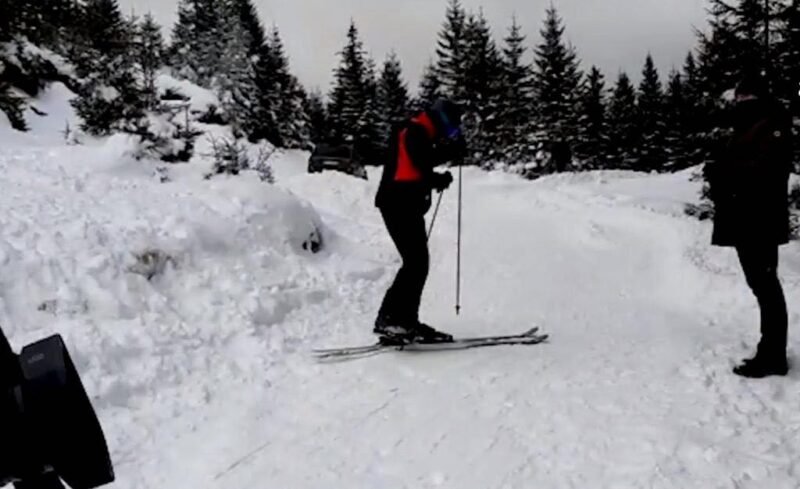 Preşedintele României, Klaus Iohannis, surprins pe pârtia de schi la Păltiniş, la o zi după tragedia de la „Matei Balș”