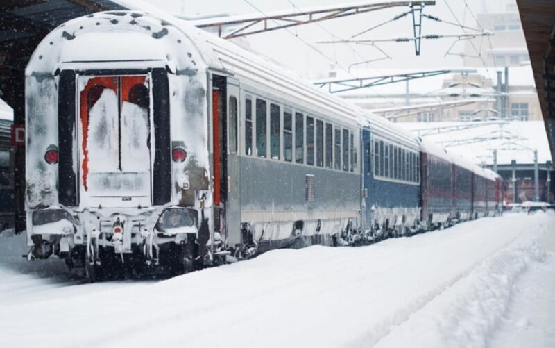 Avarii pe calea ferată din cauza ninsorii şi a viscolului. În Constanţa, un tren este oprit, iar şapte bariere automate nu funcţionează
