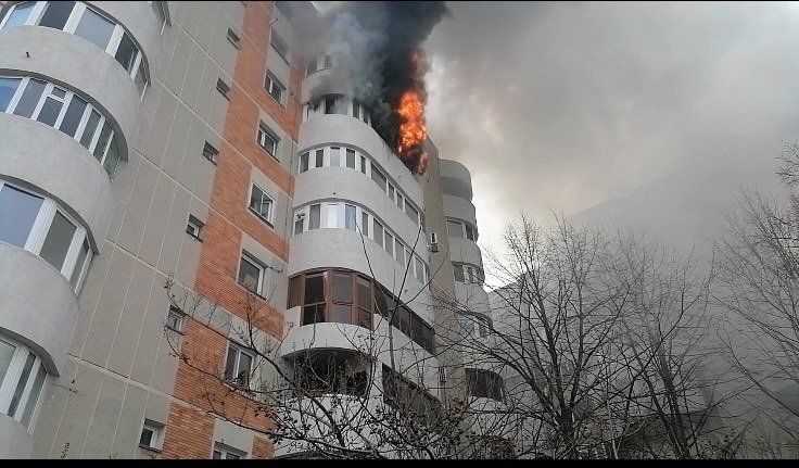 Incendiu puternic izbucnit la un apartament de pe bulevardul Mamaia. O femeie a murit după ce a sărit de la etajul 6 pentru a se salva