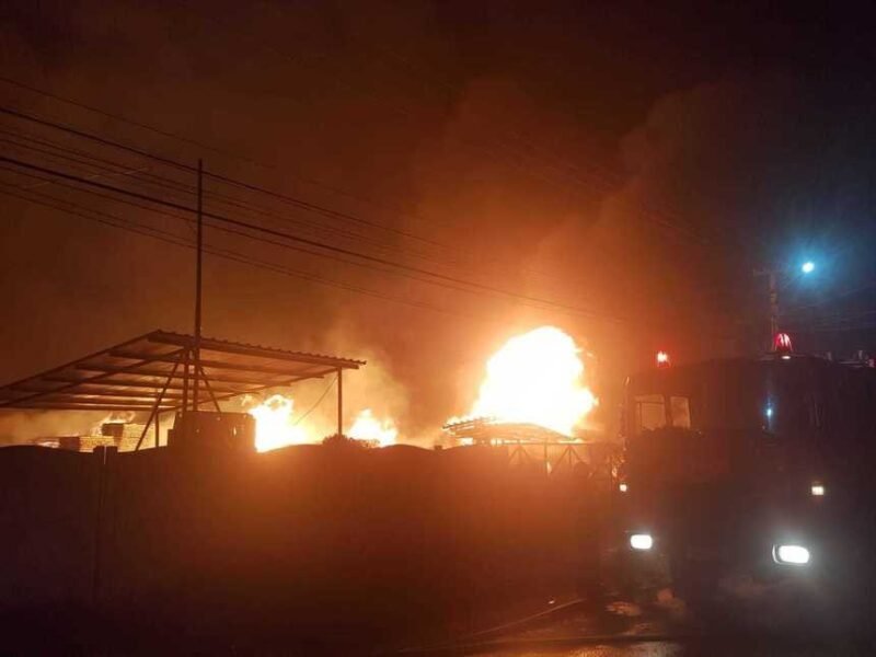 Două persoane au arsuri pe 60-70% din suprafața corpului după ce un incendiu violent a izbucnit la o fabrică de produse din ţiţei din comuna prahoveană Colceag