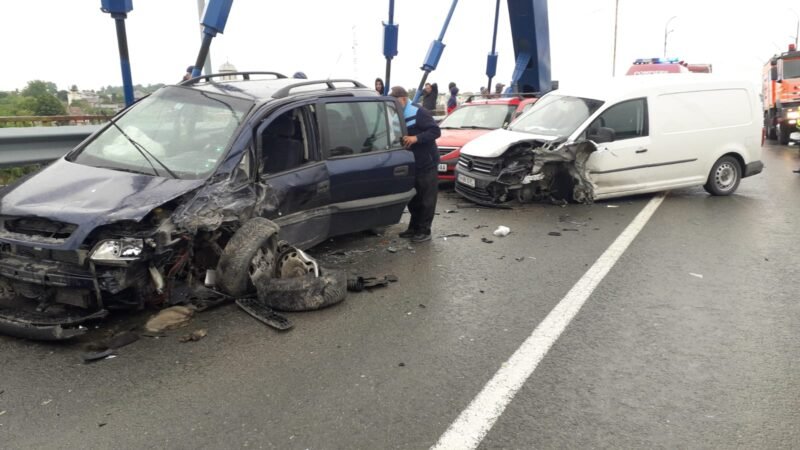 Accident rutier pe podul din Murfatlar: trei autoturisme implicate și două victime