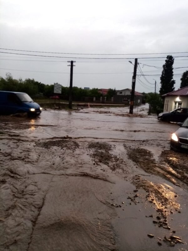 Cod PORTOCALIU de inundații în județul Constanța / În Tuzla sunt mai multe gospodării inundate și mașini avariate din cauza surpării unui podeț