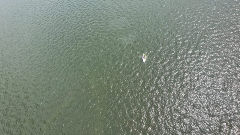 Un velier s-a răsturnat pe lacul Siutghiol/ Cele trei persoane aflate la bord au fost aduse la mal