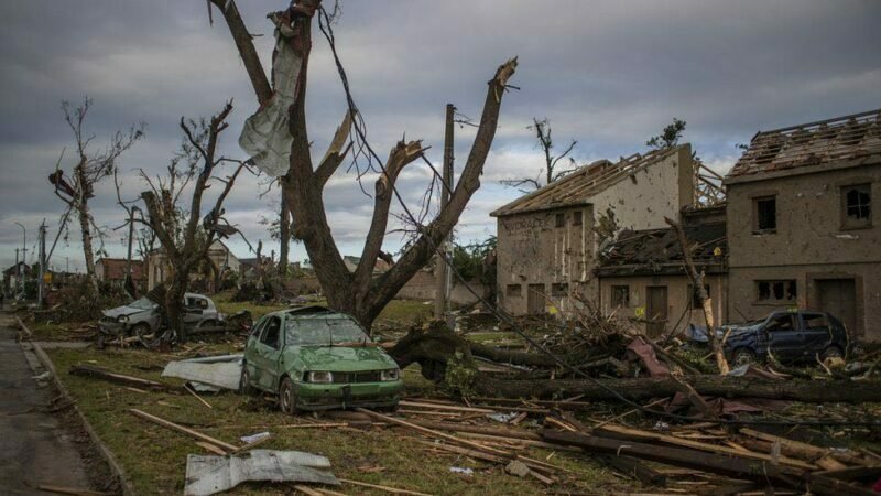 Efectele tornadei din sud-estul Cehiei: Cinci morți, sute de răniți şi numeroase locuinţe distruse / Guvernator: Este iadul pe pământ