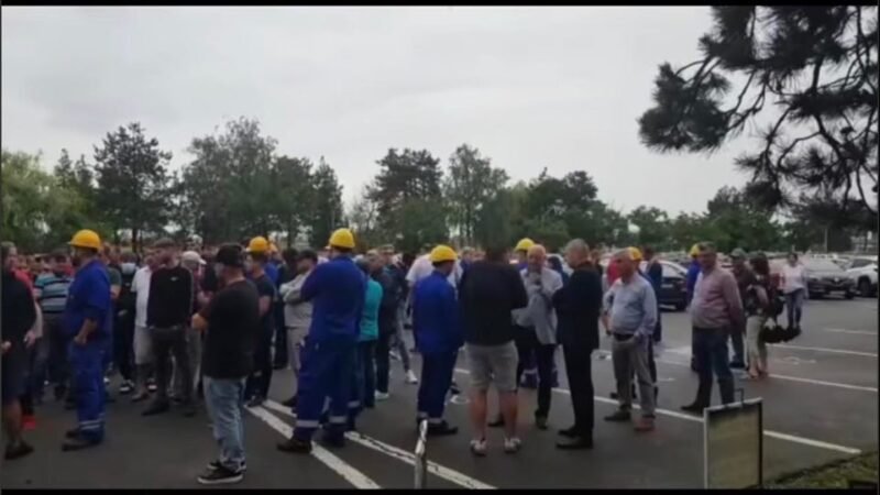 Explozie Petromidia. Zeci de angajați au protestat în fața rafinăriei Rompetrol