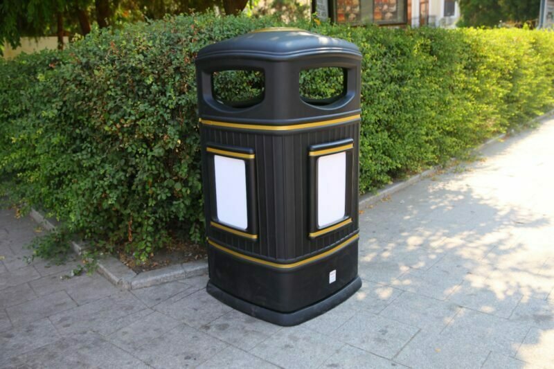 Primăria Constanța a început să monteze noile coșuri de gunoi / Municipalitatea face apel la constănțeni să le folosească și să nu mai arunce gunoiul la întâmplare