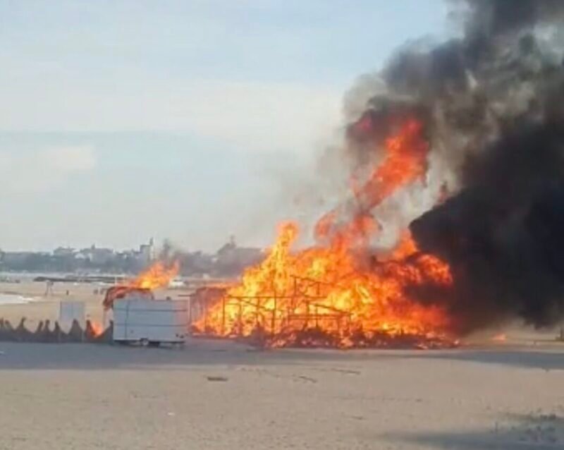 Incendiu la un beach bar de pe plaja Trei Papuci