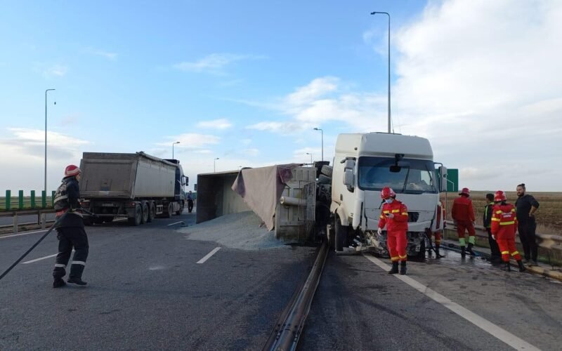 Un autocamion s-a răsturnat pe Autostrada A4 și a lovit altul venit de pe sens opus / Unul dintre ele a luat foc