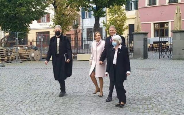 Klaus Iohannis scapă de amendă, chiar dacă nu a purtat masca de protecție / Ce susțin polițiștii sibieni