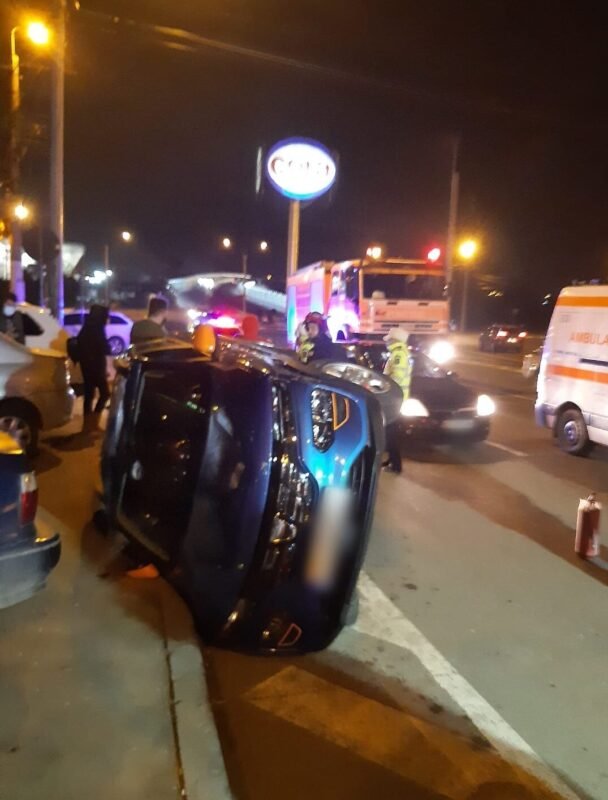 Accident rutier între două autoturisme în sensul giratoriu de la Cora. Una dintre ele s-a răsturnat