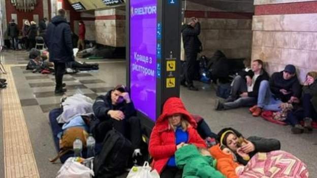 Mai mulți locuitori ai Kievului se adăpostesc peste noapte la metrou