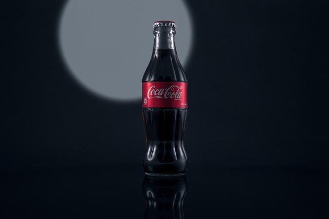 Coca Cola își suspendă activitatea din Rusia