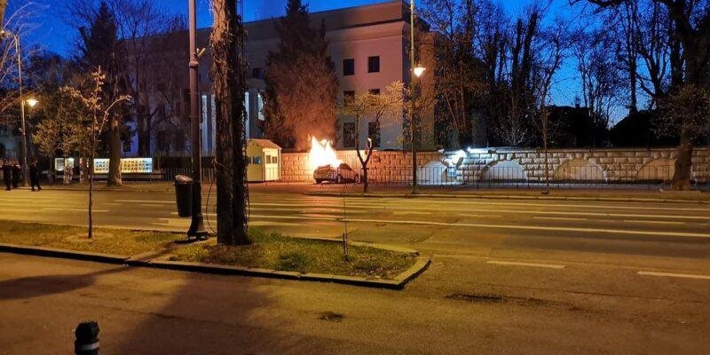 O mașină a intrat în gardul Ambasadei Rusiei, iar șoferul a murit în urma unui incendiu. Acesta s-a autoincendiat / Ar fi vorba de Bogdan Drăghici, șeful Asociației TATA, condamnat la 15 ani de închisoare după ce și-a violat propria fiică