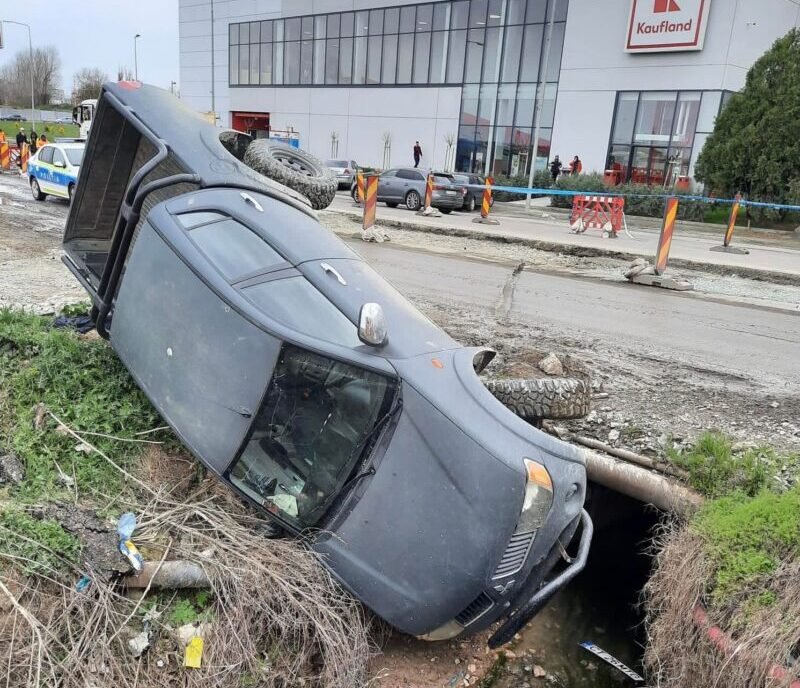 Autoturism răsturnat într-o groapă, în apropiere de centrul comercial Vivo