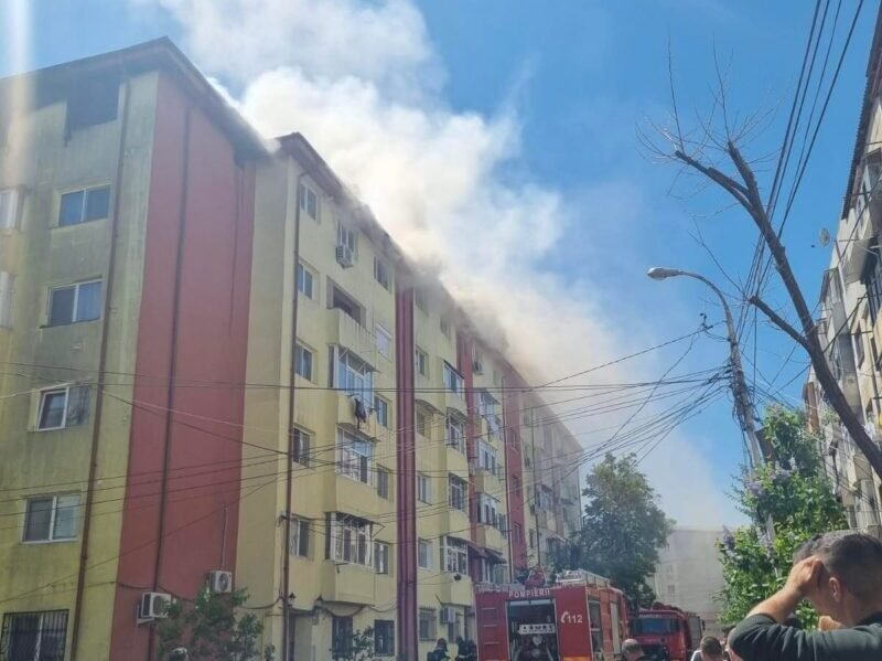 UPDATE. Incendiu izbucnit la un bloc din Năvodari: Patru scări au fost afectate, iar 14 persoane au fost evacuate din bloc. ISU Călăraşi şi ISU Ialomiţa intervin la faţa locului cu câte o autospecială