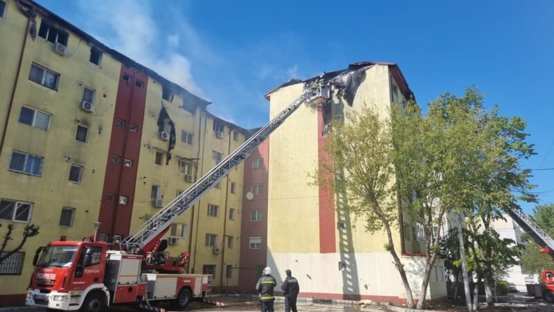 Urmările incendiului izbucnit la blocul din Năvodari: 70 de pompieri au luptat cu flăcările timp de aproximativ șapte ore