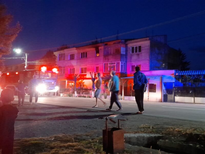 Incendiu izbucnit la un bloc din zona școlii din Tortoman. 14 persoane s-au autoevacuat, un bărbat a fost transportat la spital