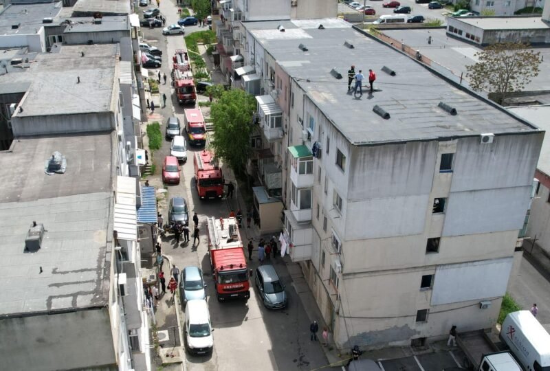 Fum dens la un bloc din Năvodari: 20 de persoane au fost evacuate /Pompierii verifică sursa fumului