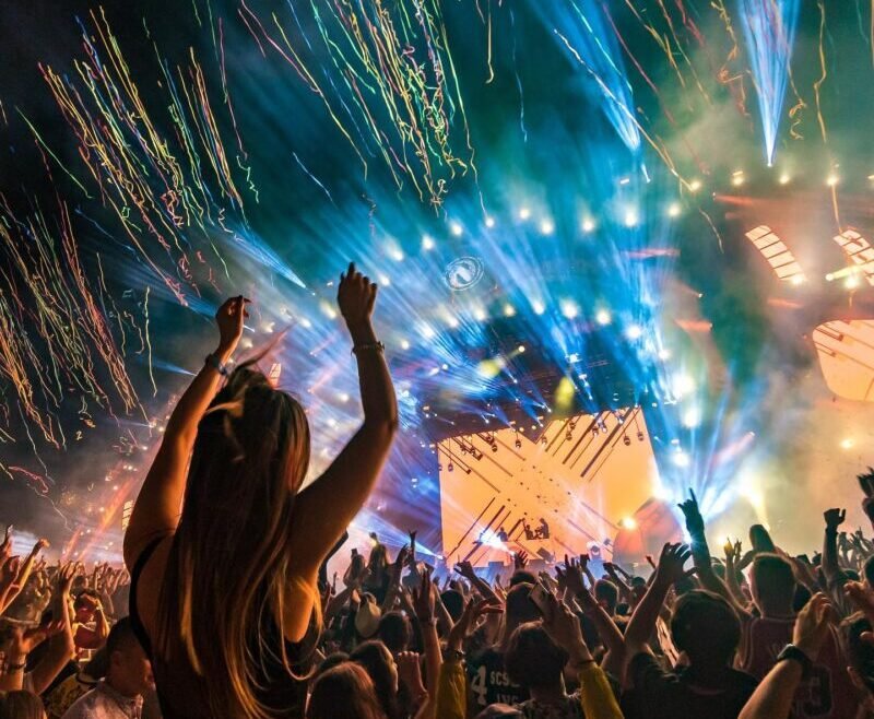 Cei mai talentați și creativi designeri români, invitați să aducă stil și culoare la Festivalul Neversea de pe plaja din Constanța