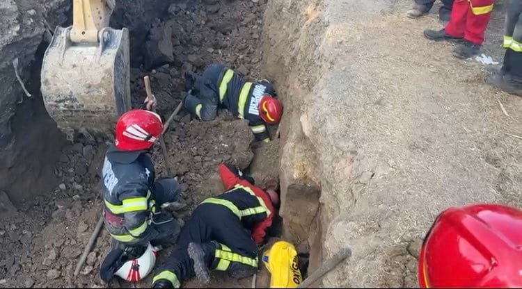 UPDATE. Una dintre persoanele prinse sub pământ a decedat/ Intervenție contracronometru a pompierilor constănțeni în localitatea Castelu: două persoane sunt prinse sub un mal de pământ