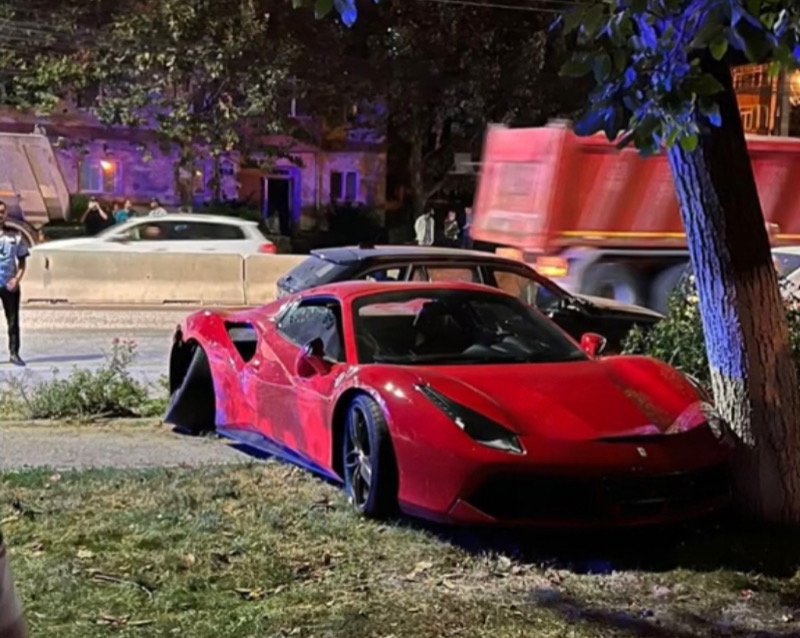 Mașina de lux a unui cunoscut manelist, implicată într-un accident rutier