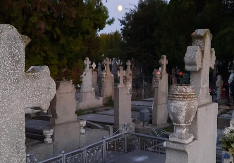 Primăria anunță concesionarii locurilor de înhumare aflate în cimitirele de pe raza municipiului Constanța având taxa anuală de întreținere cimitir neachitată, să se prezinte de urgență la Serviciul Gestionare Cimitire
