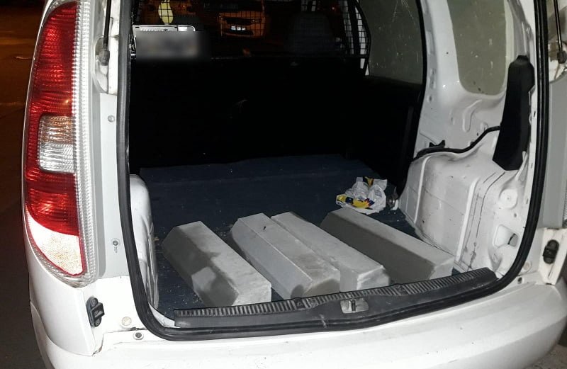 Bărbat prins de polițiști în timp ce fura borduri ce aveau să fie folosite la reabilitarea Bulevardului 1 Mai
