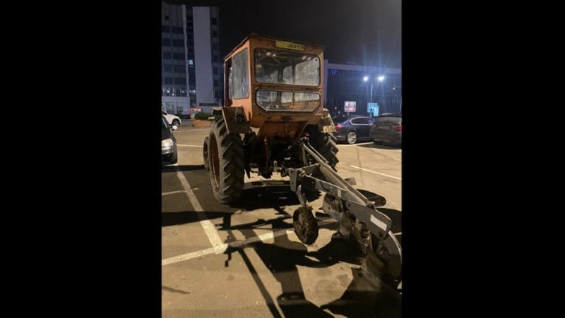 NAȚIONAL. Doi bărbați au mers cu tractorul si plugul la mall, aflaţi sub influenţa băuturilor alcoolice