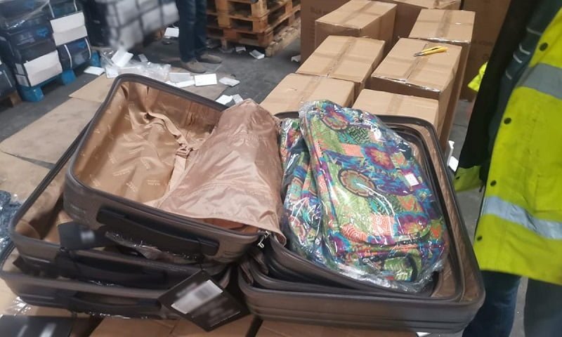 Bunuri introduse în țară prin folosirea de acte false, în valoare de 250.000 lei, descoperite de poliţiştii de frontieră din cadrul Gărzii de Coastă