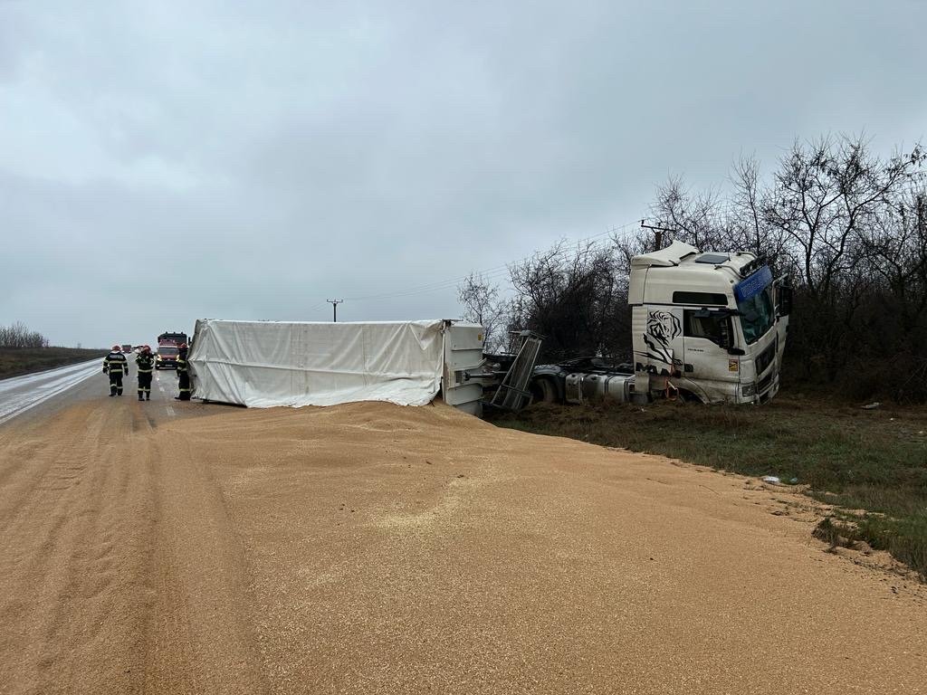 Camion cu cereale răsturnat pe DN2A / Șoferul a fost transportat la spital