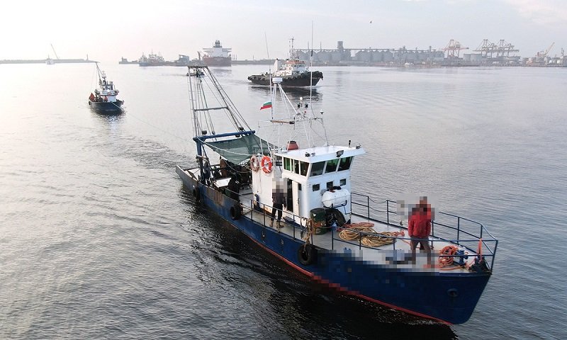Trei pescadoare depistate la pescuit ilegal în zona economică exclusivă a României în Marea Neagră