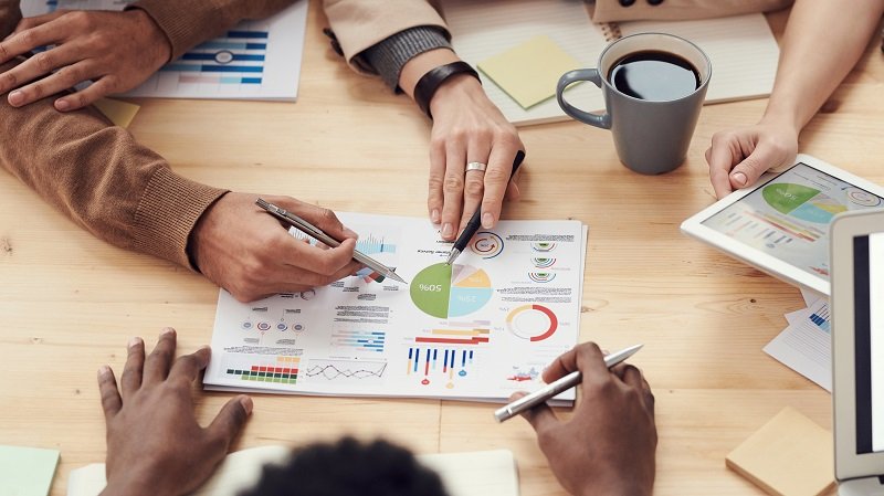 Comoditizarea, conceptul care distruge tot ce întâlneşte în cale în business. Numai liderii unei pieţe pot să reziste şi să facă bani când toţi ceilalţi copiază produsele