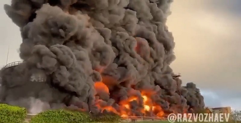 FOTO/VIDEO Atac cu drone în Crimeea ocupată de ruși, urmat de un incendiu uriaș