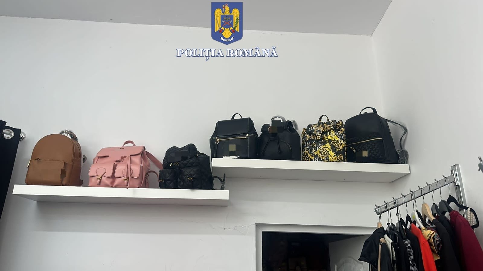Haine contrafăcute pe litoral: 4 infracțiuni depistate și peste 600 de articole de îmbrăcăminte confiscate pentru cercetări suplimentare