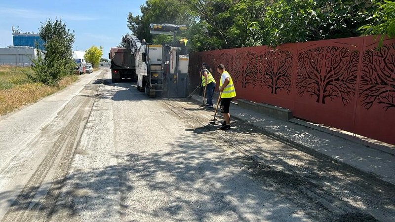 Se reabilitează carosabilul pe strada Brest din cartierul Tomis Plus