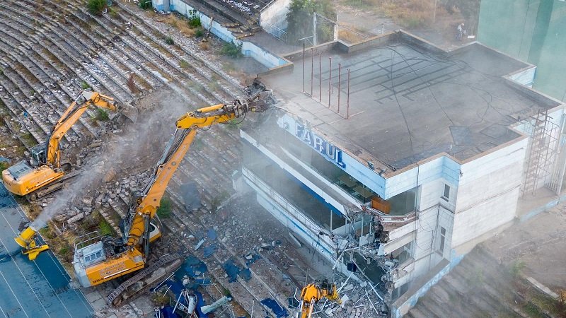 Stelian Ion: Primarul a făcut un festival la demolarea stadionului Farul. Nu s-a gândit nicio clipă însă și la sănătatea constănțenilor / Amendă de 15.000 lei pentru societatea care demolează stadionul din Constanta