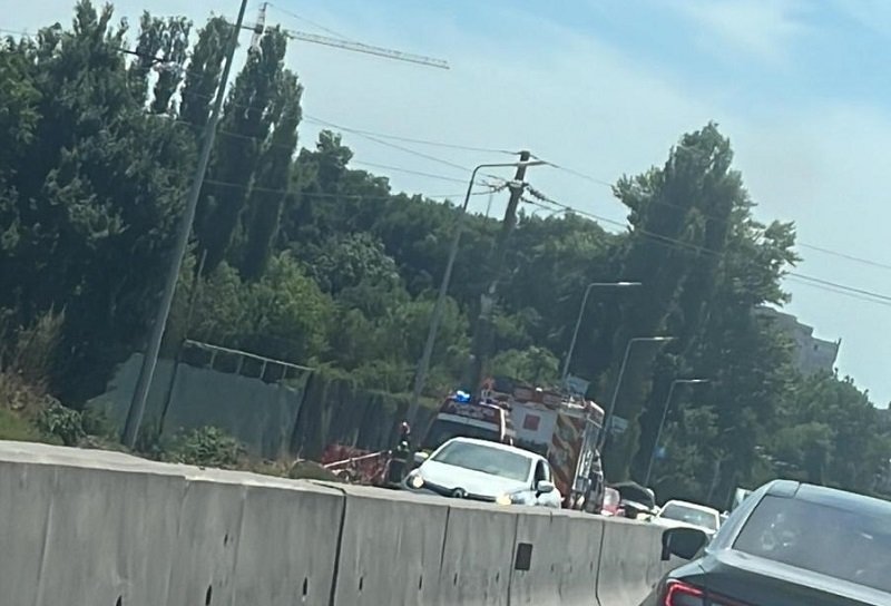 Accident rutier grav în dreptul Carrefour: Două victime primesc îngrijiri medicale / Traficul în zonă este paralizat