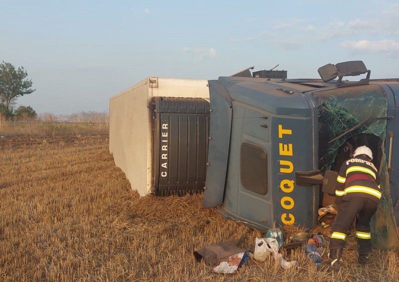 Un tir s-a răsturnat în afara părții carosabile pe DN38, între localitățile Movilița și Techirghiol