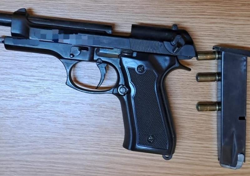Armă de foc găsită în urma unor percheziții la Cernavodă. Doi bărbați ar fi agresat fizic trei persoane: au intervenit și mascații