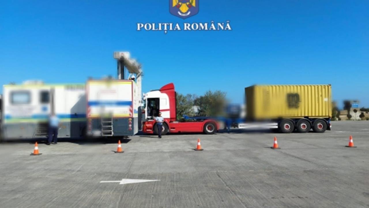 Acțiune a polițiștilor în Portul Constanța pentru verificarea transporturilor containerizate: sute de TIR-uri de vehicule de transport marfă au fost verificate