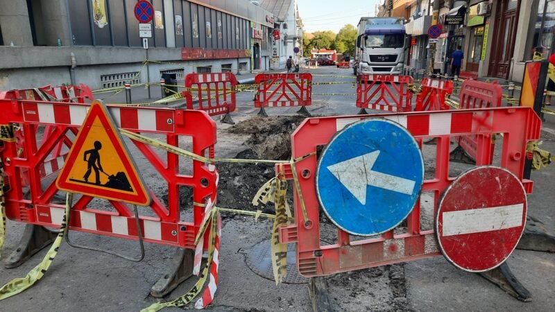 Sătui de coşmarul lucrărilor fără sfârşit, mai mulţi locuitori de pe străzile Cuza Vodă şi Ştefan cel Mare cer desfiinţarea Comisiei de Circulaţie a Municipiului Constanţa şi avizele date pe proiecte de mobilitate urbană