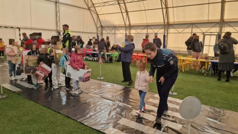 Poliţiştii şi copiii de la o grădiniţă din Năvodari au desfăşurat o activitate împreună. Cei mici au învăţat despre regulile de circulație