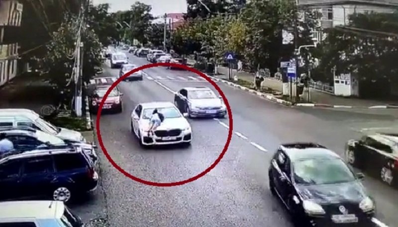 Și înșelată și amendată. O femeie şi-a prins soțul cu amanta în mașină, poliţiştii au amendat-o de două ori! VIDEO