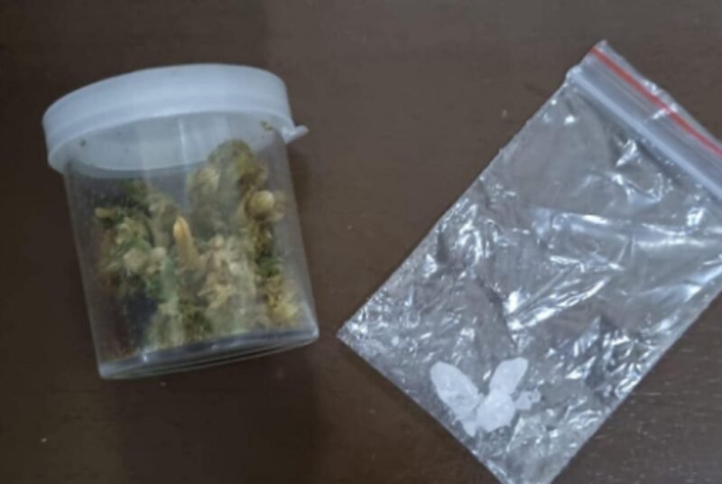 Un bărbat de 23 de ani şi o femeie de 20 de ani, prinşi cu droguri în maşină de poliţiştii constănţeni