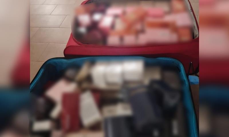 (FOTO) Parfumuri și încălțăminte sport contrafăcute, în valoare de 193.000 lei, descoperite de polițiștii de frontieră la Vama Veche și Ostrov