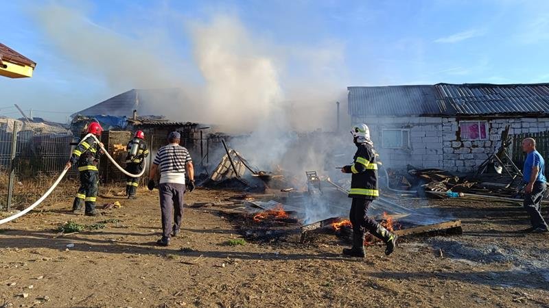 (FOTO) Incendiu la anexa unei case, în Cumpăna
