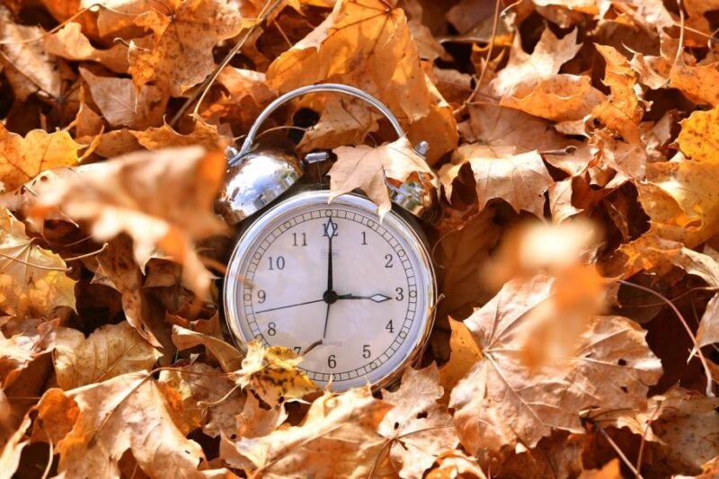 Trecem la ora de iarnă! În acest weekend, se dau ceasurile înapoi cu o oră