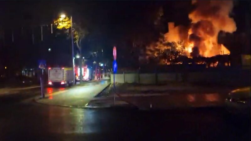 (VIDEO) Incendiu puternic în curtea unei case din Constanța: pompierii au intervenit de urgență