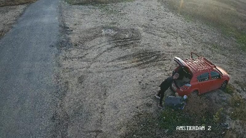 (FOTO) Un tânăr din Constanța a fost surprins aruncând deșeuri pe un teren viran: a fost amendat cu 30.000 de lei și lăsat fără mașină